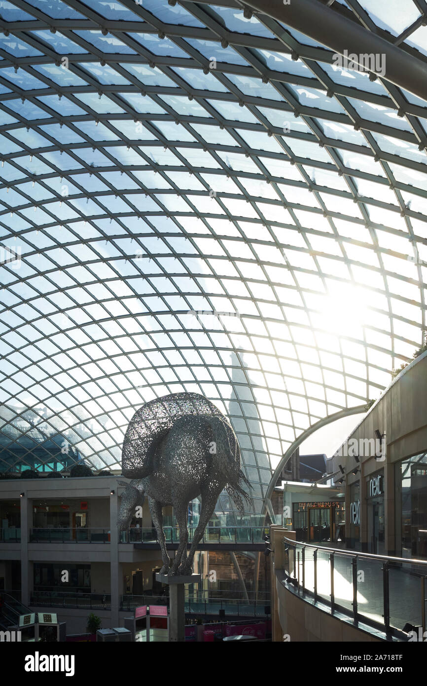 Trinità Leeds shopping centre, con la statua equestre di Equus Altus, da Andy Scott Foto Stock