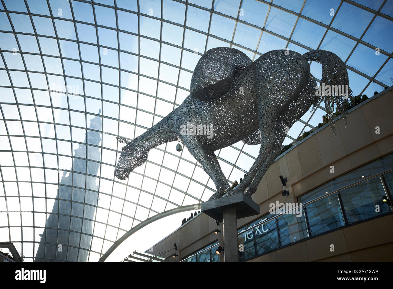 Trinità Leeds shopping centre, con la statua equestre di Equus Altus, da Andy Scott Foto Stock