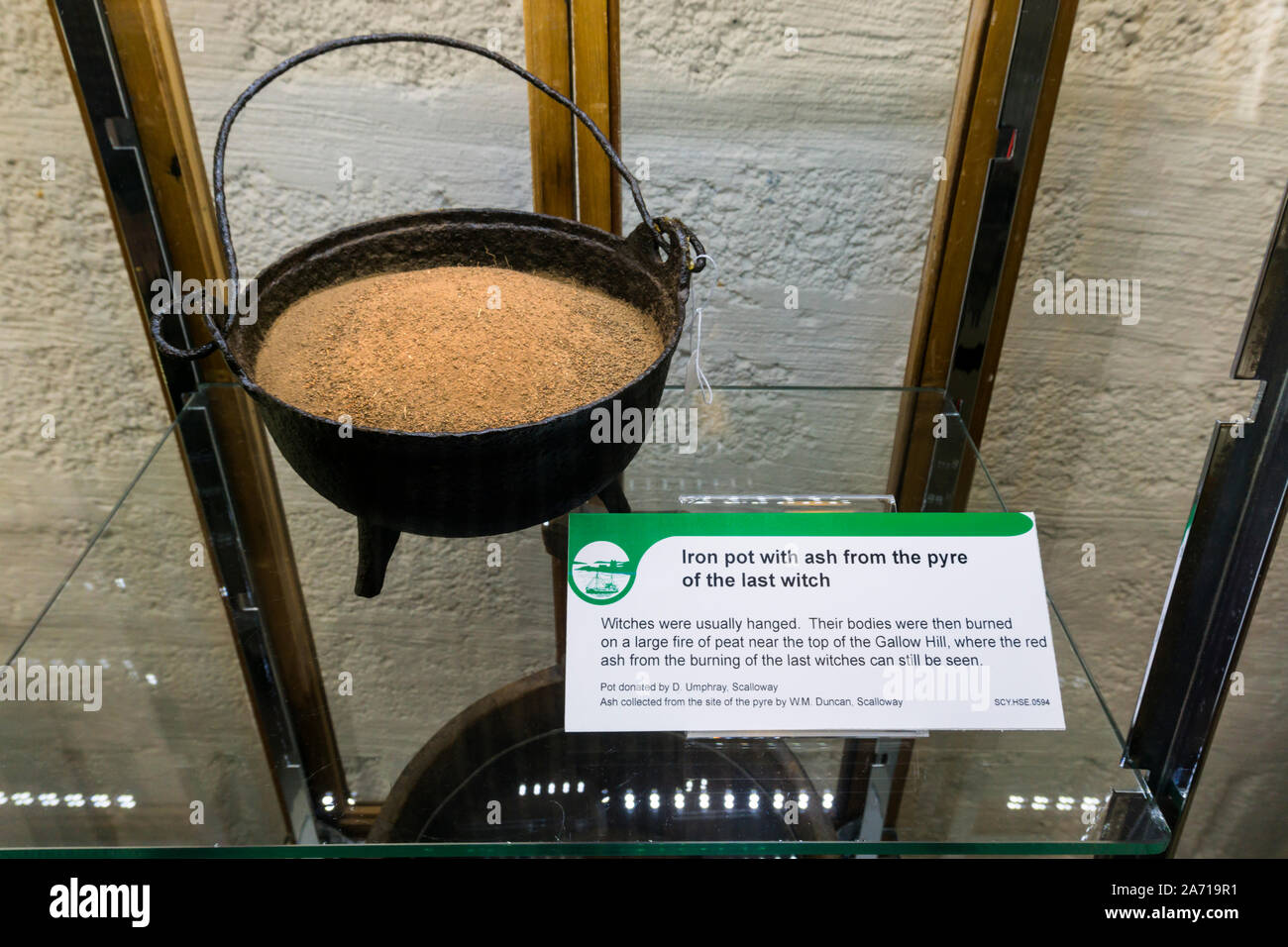 Una pentola in ferro in Museo Scalloway contenenti ceneri da la Pira di l'ultima strega bruciata in Shetland Scozia. Foto Stock