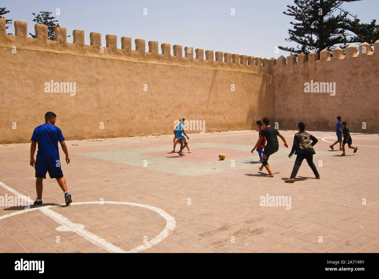 I giovani che giocano a calcio a Essaouira. Il Marocco Foto Stock