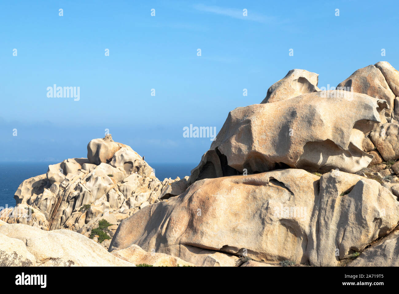 I turisti ad esplorare la forma strana rocce di granito sul Capo Testa a Santa Teresa Gallura, Olbia-Tempio, Sardegna, Italia. Foto Stock