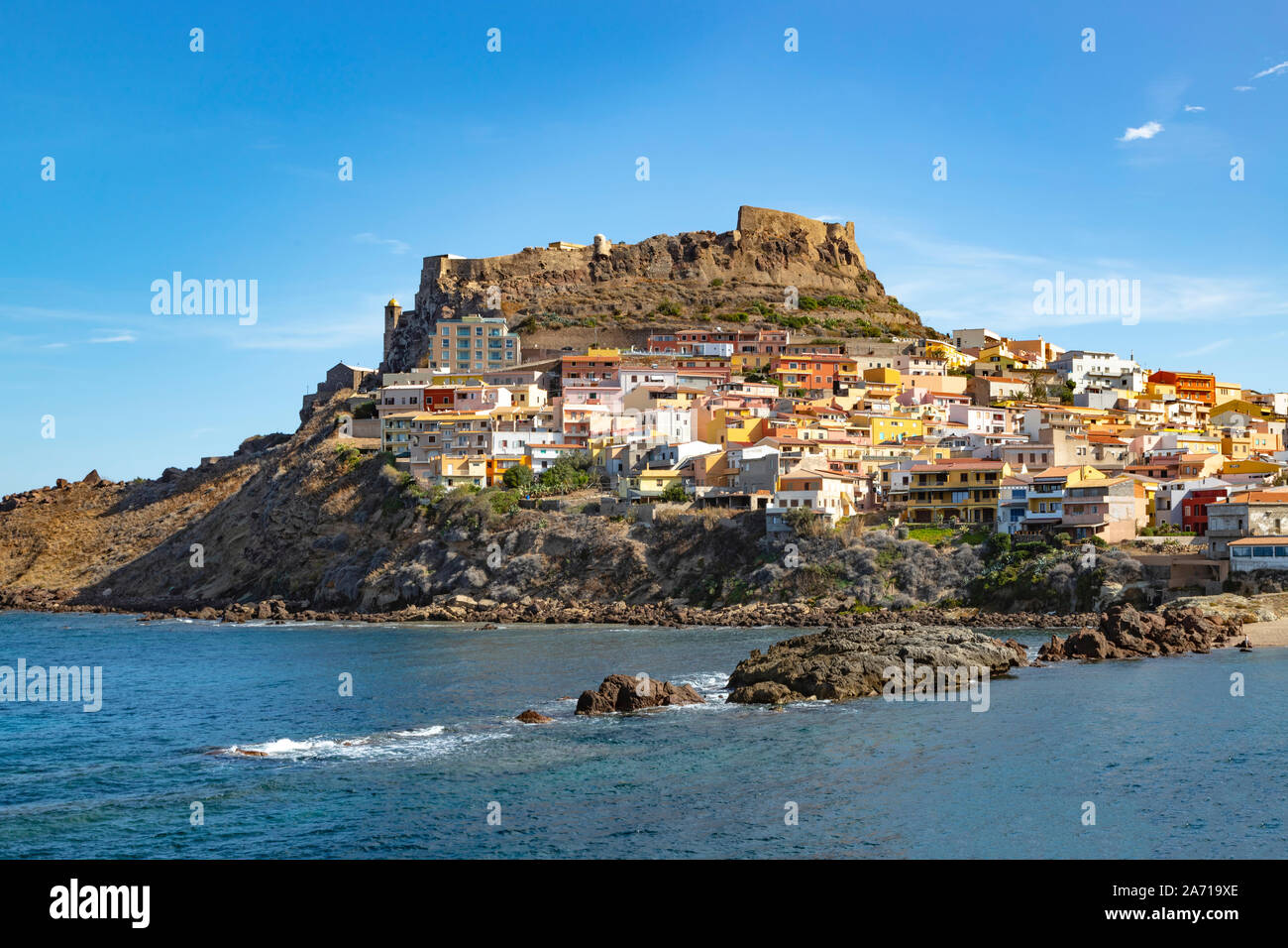 Vista di Castelsardo con la sua colorata architettura e fortezza, situato sul Golfo dell'Asinara, Sassari, Sardegna, Italia. Foto Stock