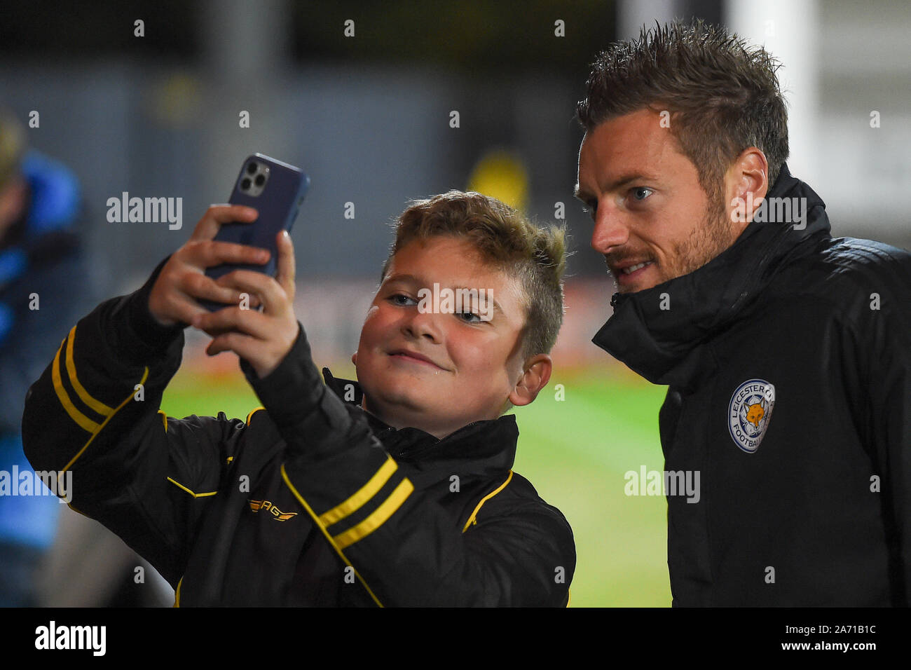 BURTON ON TRENT, Inghilterra. Ottobre 29th Burton sostenitore ha selfie con Jamie Vardy (9) di Leicester City durante la Coppa Carabao quarto round match tra Burton Albion e Leicester City presso la Pirelli Stadium, Burton upon Trent, martedì 29 ottobre 2019. (Credit: Jon Hobley | MI News) La fotografia può essere utilizzata solo per il giornale e/o rivista scopi editoriali, è richiesta una licenza per uso commerciale Credito: MI News & Sport /Alamy Live News Foto Stock