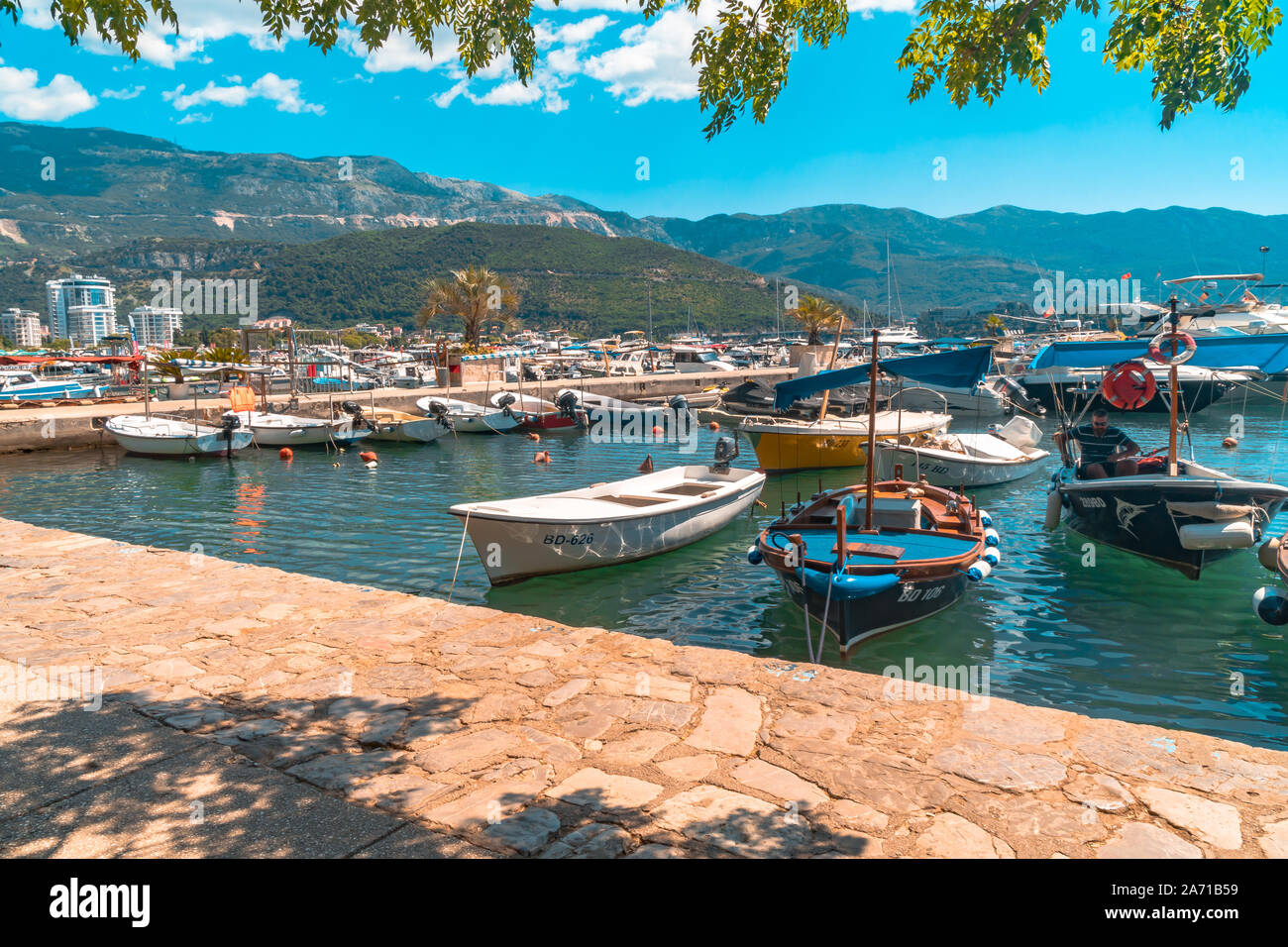 BUDVA, MONTENEGRO - Agosto 5, 2019 : barche da pesca in mare di Budva. È popolare destinazione in Montenegro. Foto Stock