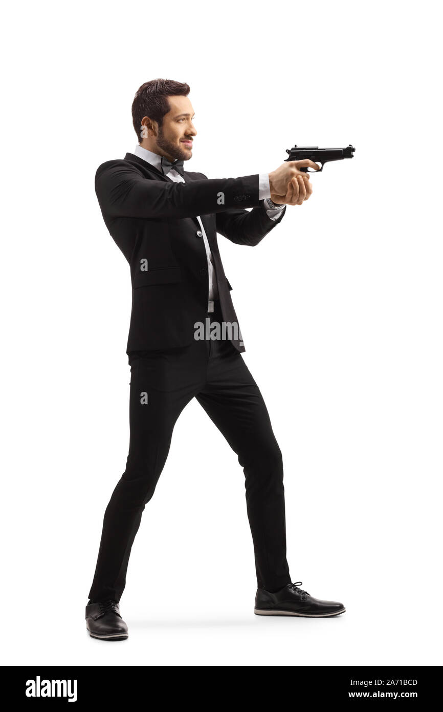 A piena lunghezza shot di un uomo in una tuta mirando con una pistola isolati su sfondo bianco Foto Stock