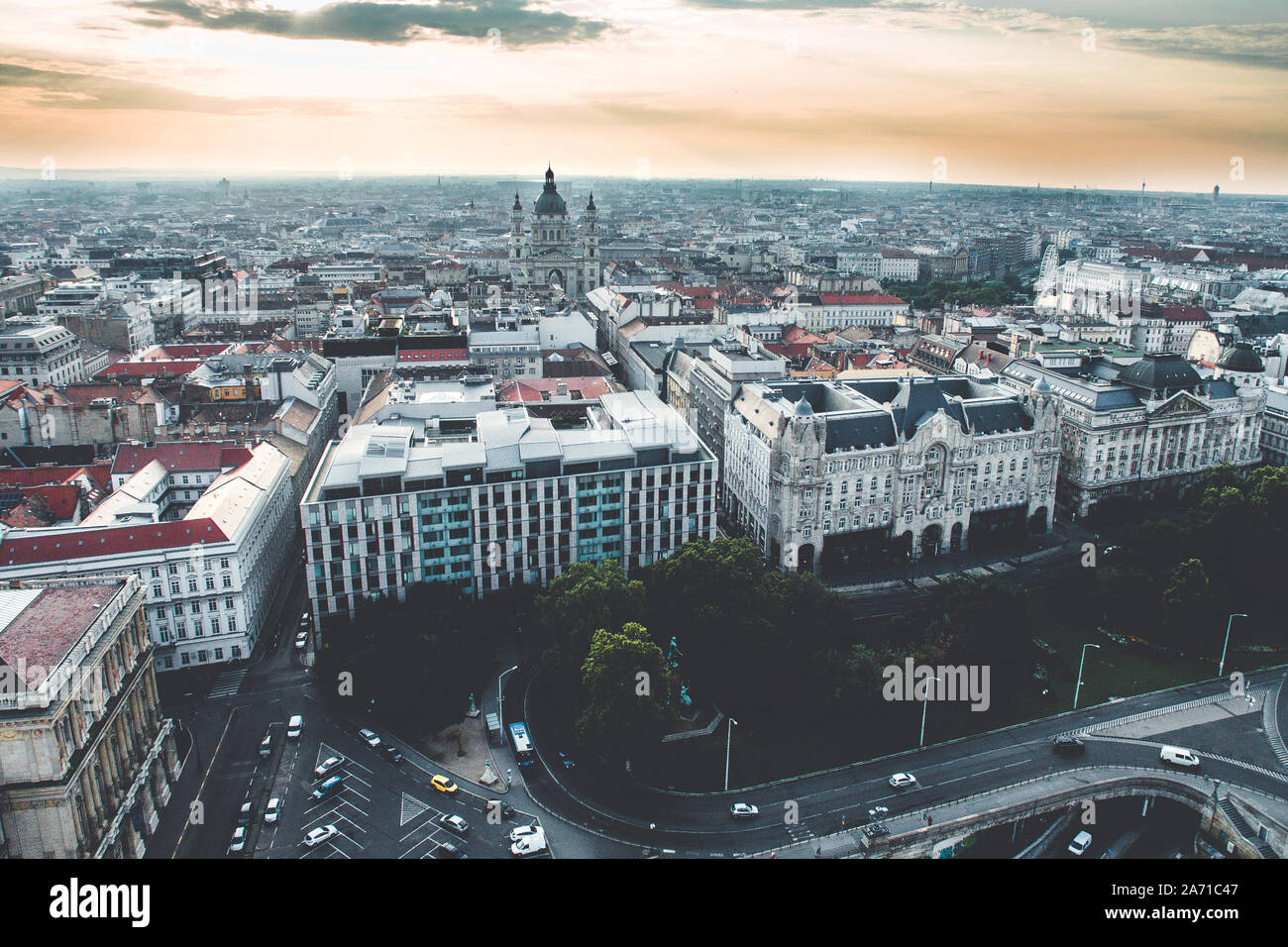 Edifici con drappi volanti a Budapest, Basilica. Basilica di Santo Stefano all'alba. Foto Stock