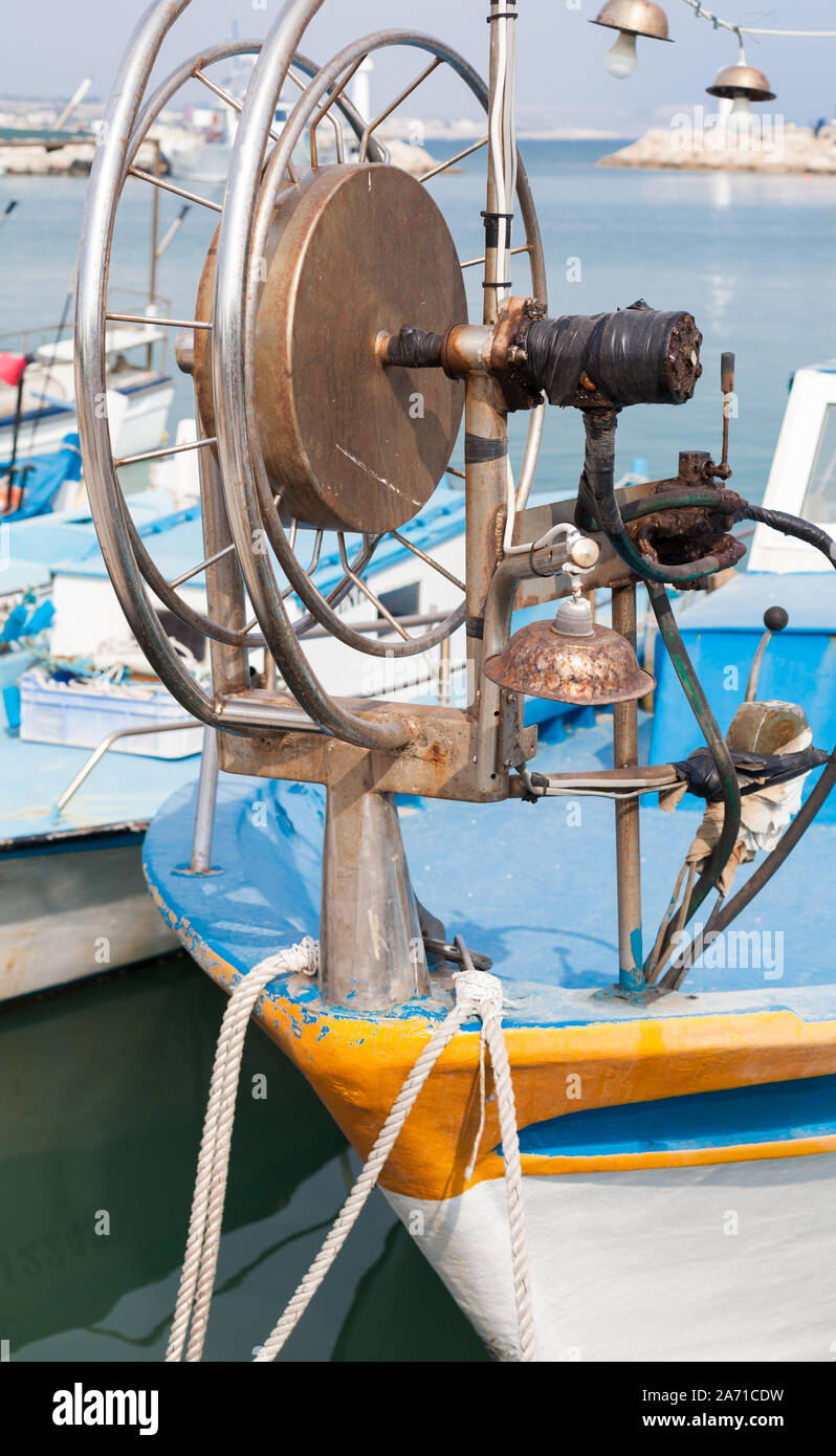 Verricello di prua per rete da pesca su piccola barca di legno ormeggiata in Ayia Napa, isola di Cipro Foto Stock