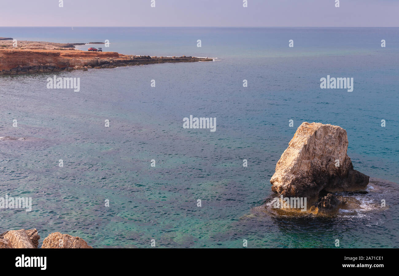 Isolotto roccioso vicino a Cipro isola nel mare Mediterraneo Foto Stock