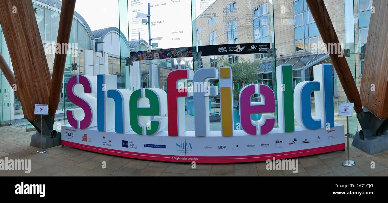 Grande colorato nella finestra di Sheffield segno nei giardini invernali in Sheffield nello Yorkshire Inghilterra Foto Stock