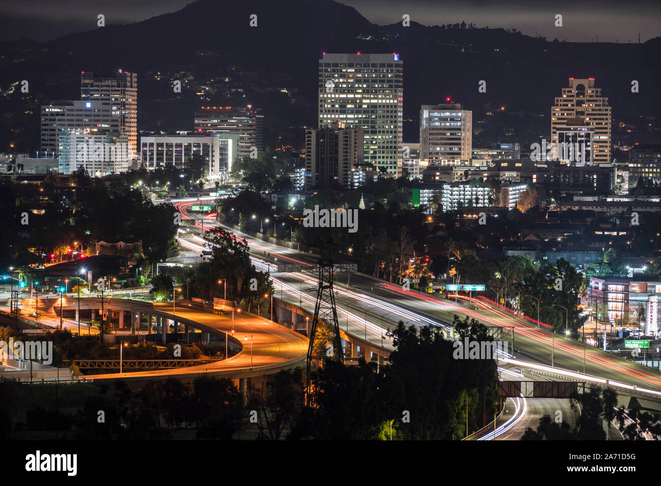 Vista notturna del centro cittadino di Glendale edifici per uffici e 134 freeway vicino a Los Angeles in California del Sud. Foto Stock