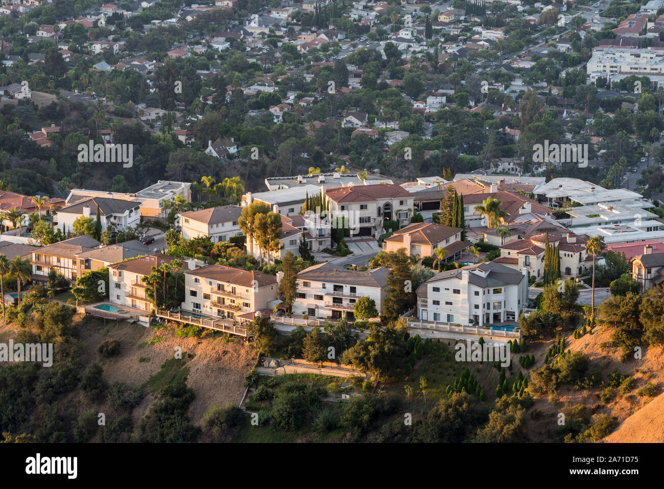 La mattina presto vista della collina di case nei pressi di Los Angeles e Burbank in Glendale, California. Foto Stock