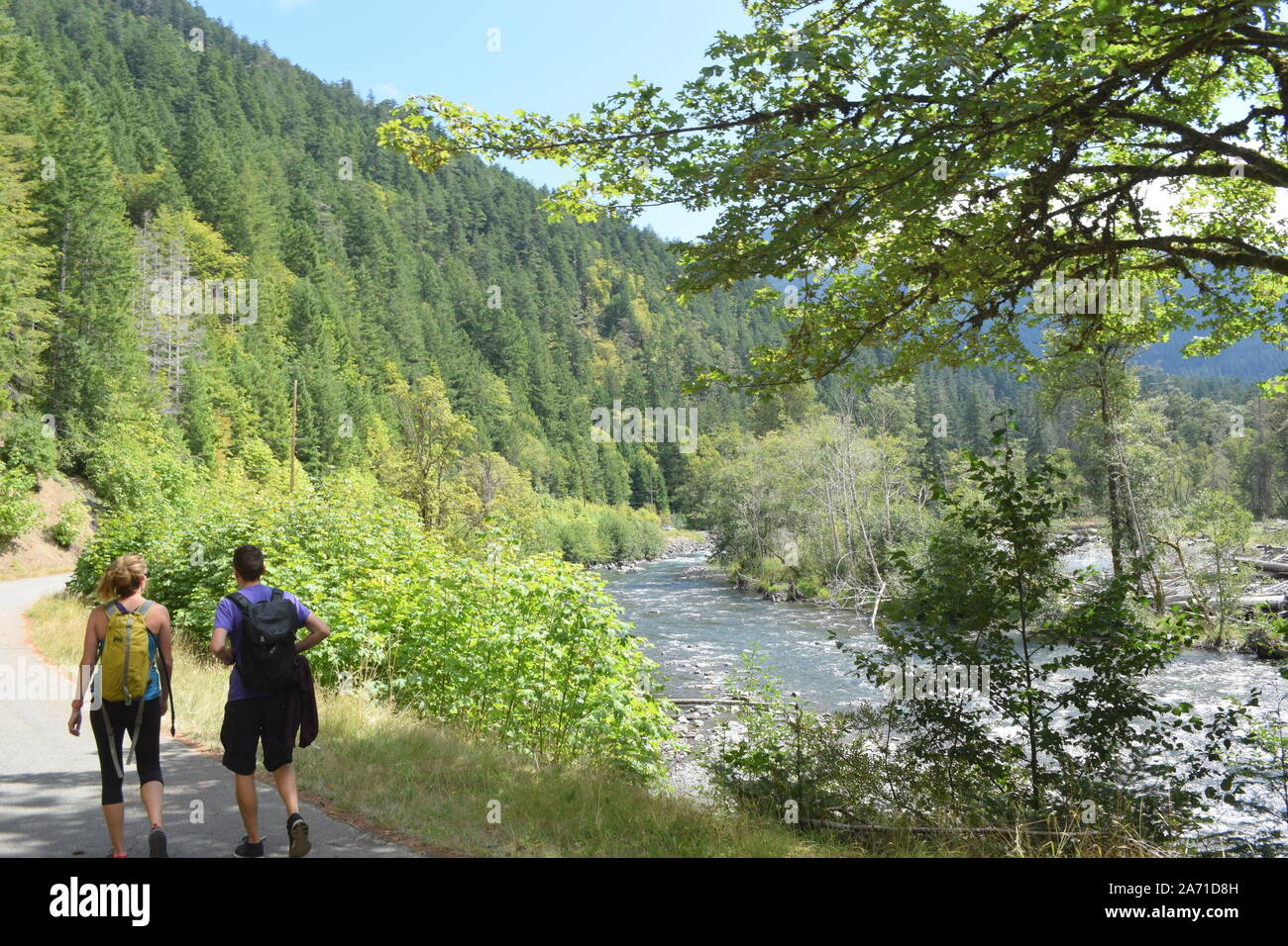 Escursioni a piedi lungo un fiume nel nord-ovest del pacifico. Foto Stock