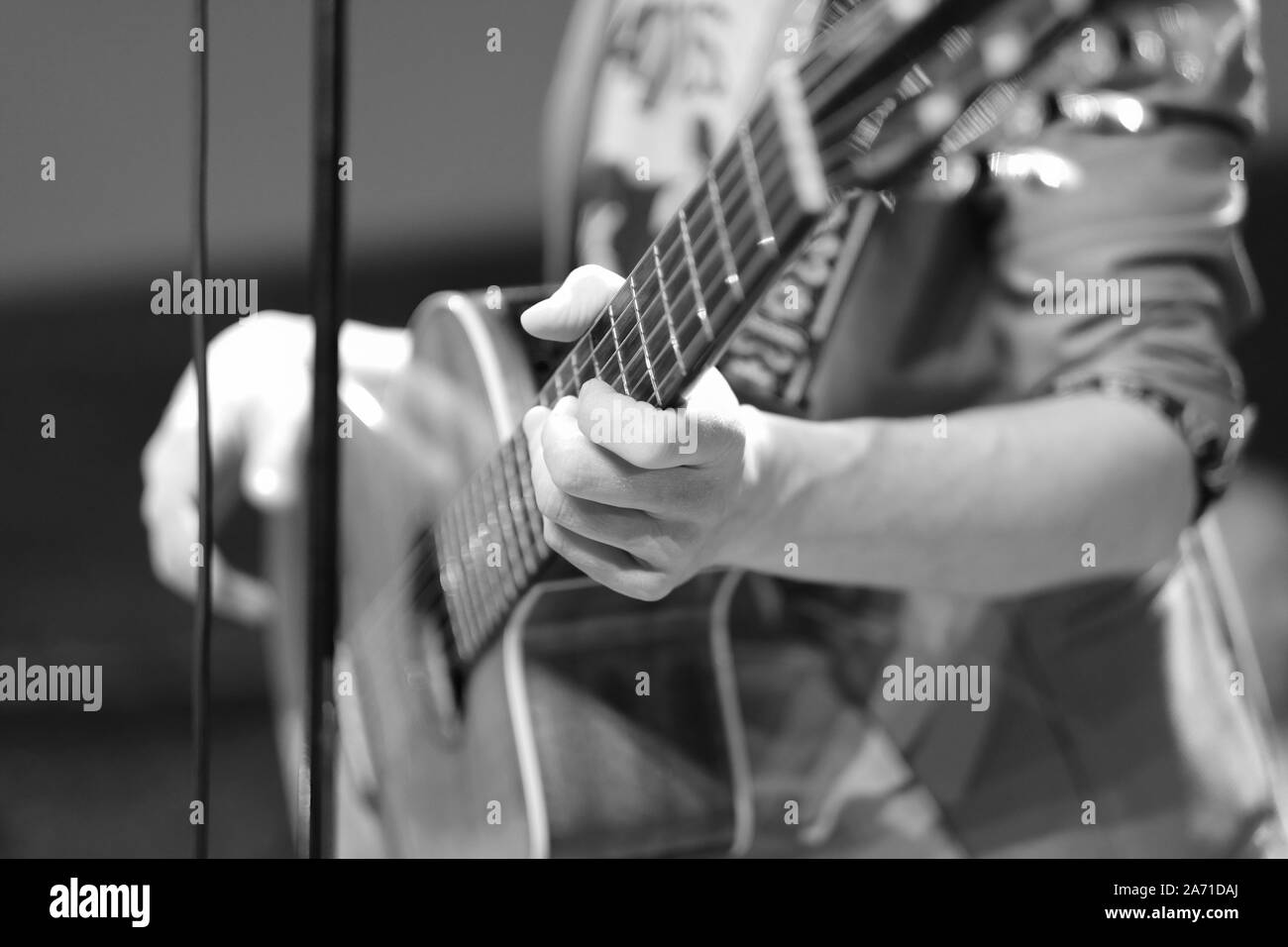 Chitarra acustica sul palco tra strumenti musicali durante la pausa del concerto Foto Stock