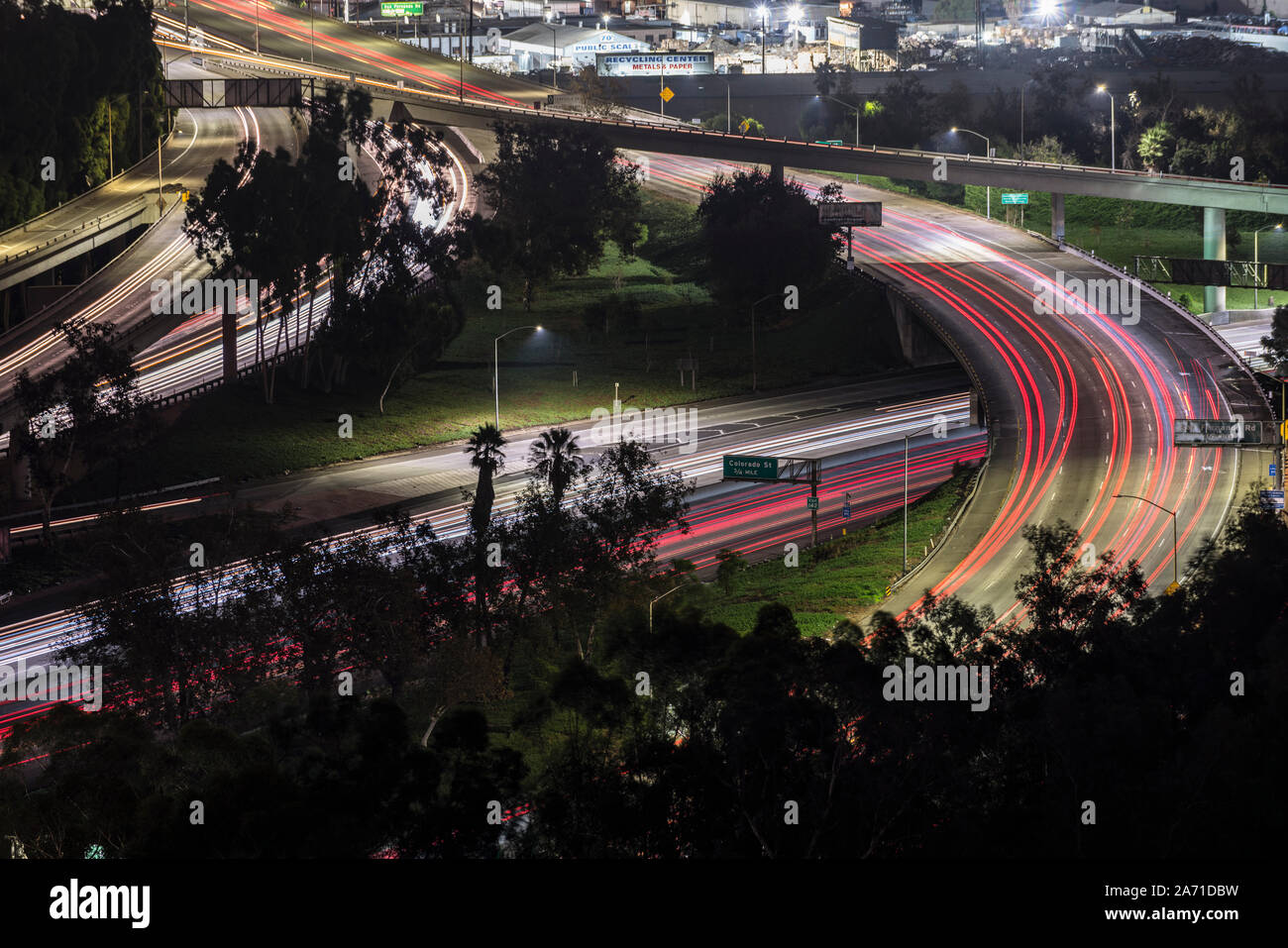Vista notturna del traffico sul percorso 5 e 134 Interscambio superstrada ponti vicino a Los Angeles nel centro cittadino di Glendale, California. Foto Stock