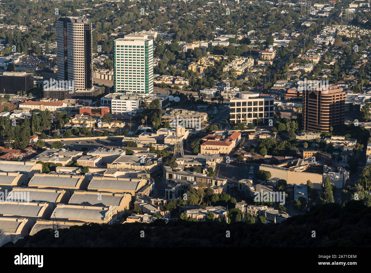 Burbank, in California, Stati Uniti d'America - 20 Ottobre 2019: vista la mattina della Warner Bros studio e Burbank Media ufficio distrettuale edifici e abitazioni in San Fern Foto Stock
