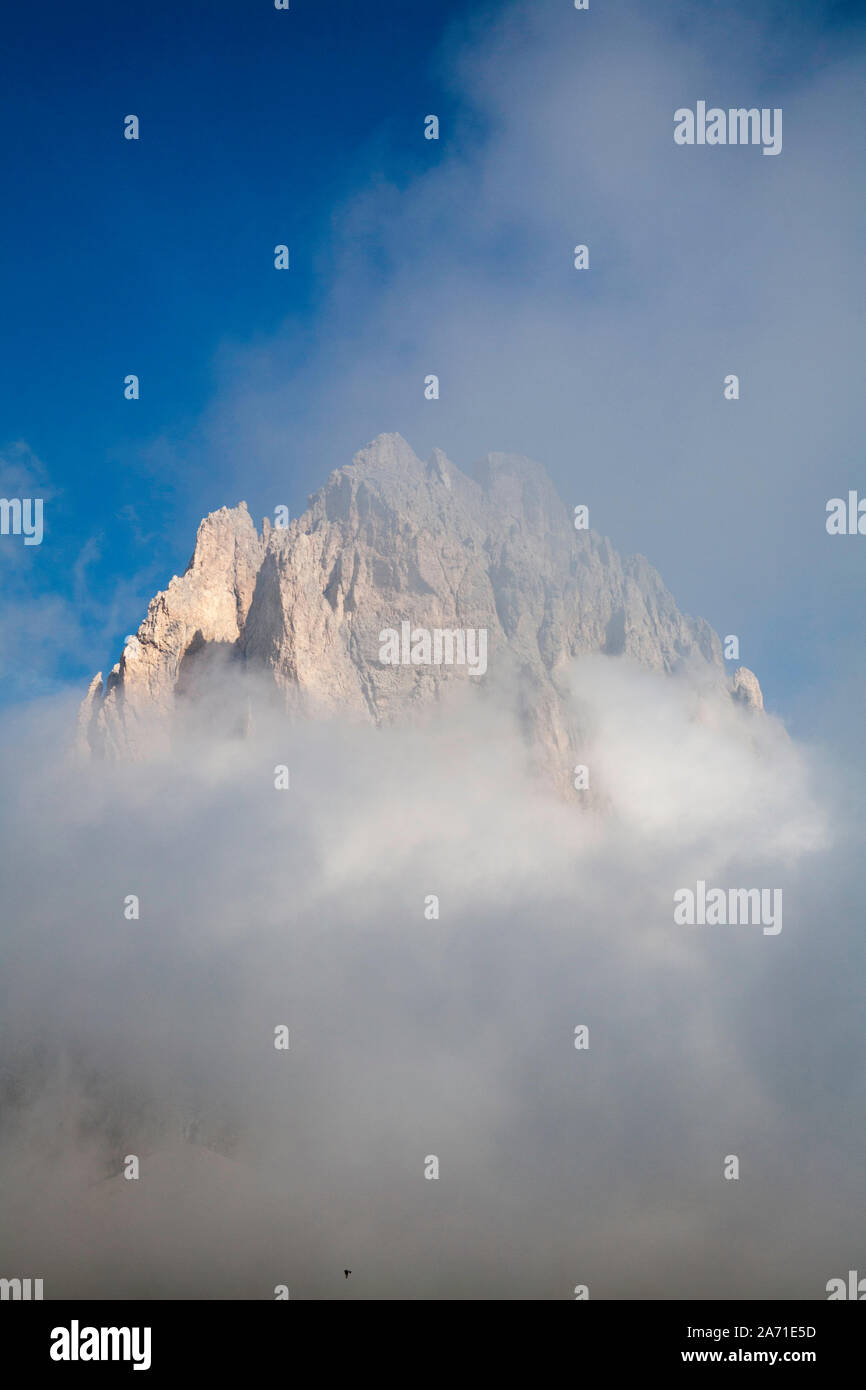 La nebbia che turbinano intorno le scogliere del Sassolungo visto da Friedrich August Weg Selva di Val Gardena Dolomiti Alto Adige Italia Foto Stock