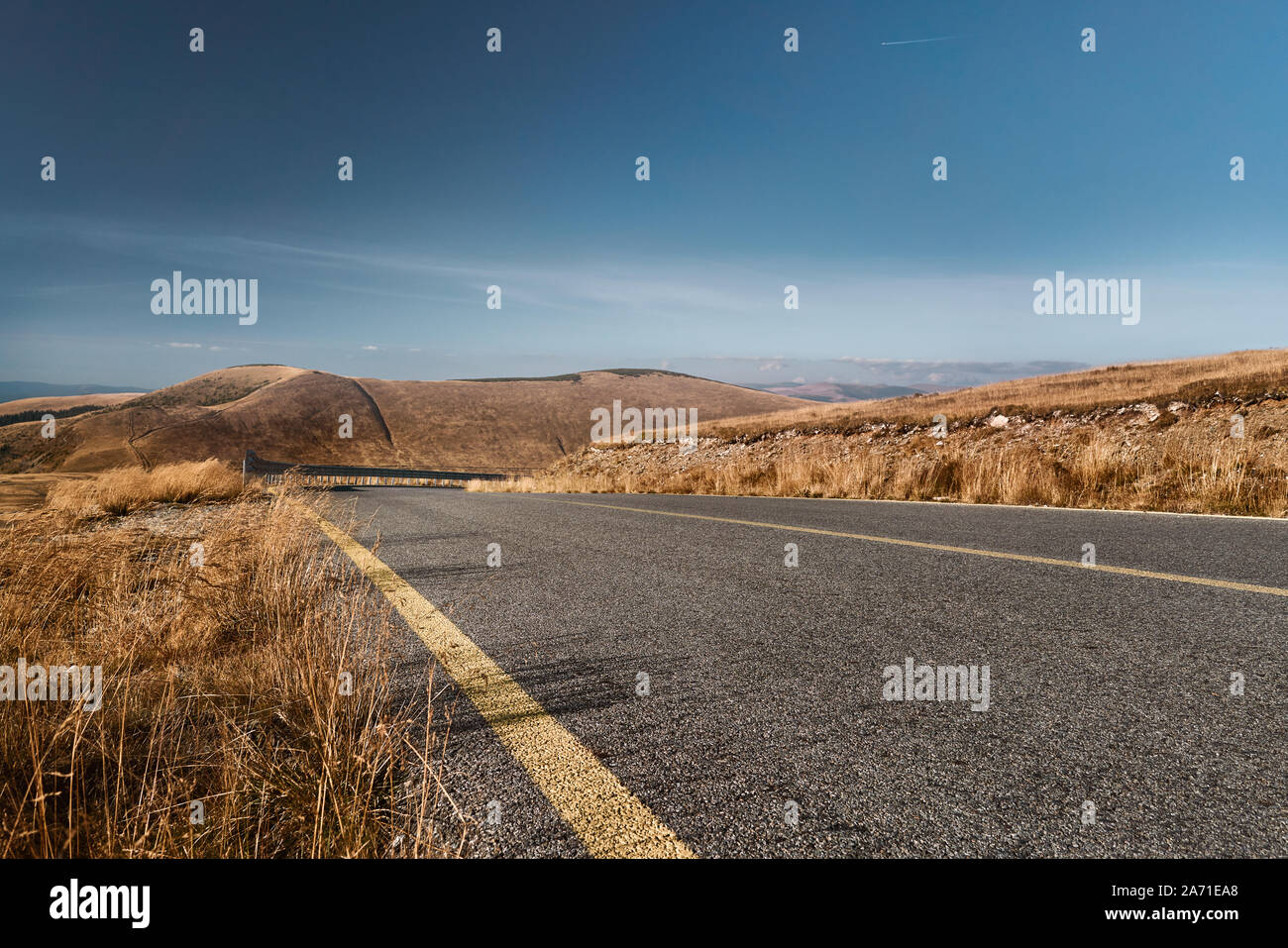 Paesaggio autunnale con il trasporto su strada sulle montagne dei Carpazi Foto Stock