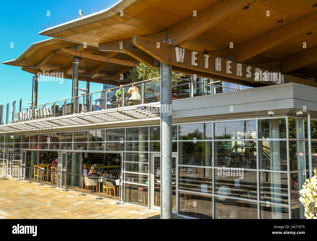La baia di Cardiff, Cardiff, Galles - Luglio 2018: Esterno del JD Weatherspoon public house, il Mount Stuart, nella Baia di Cardiff. Foto Stock