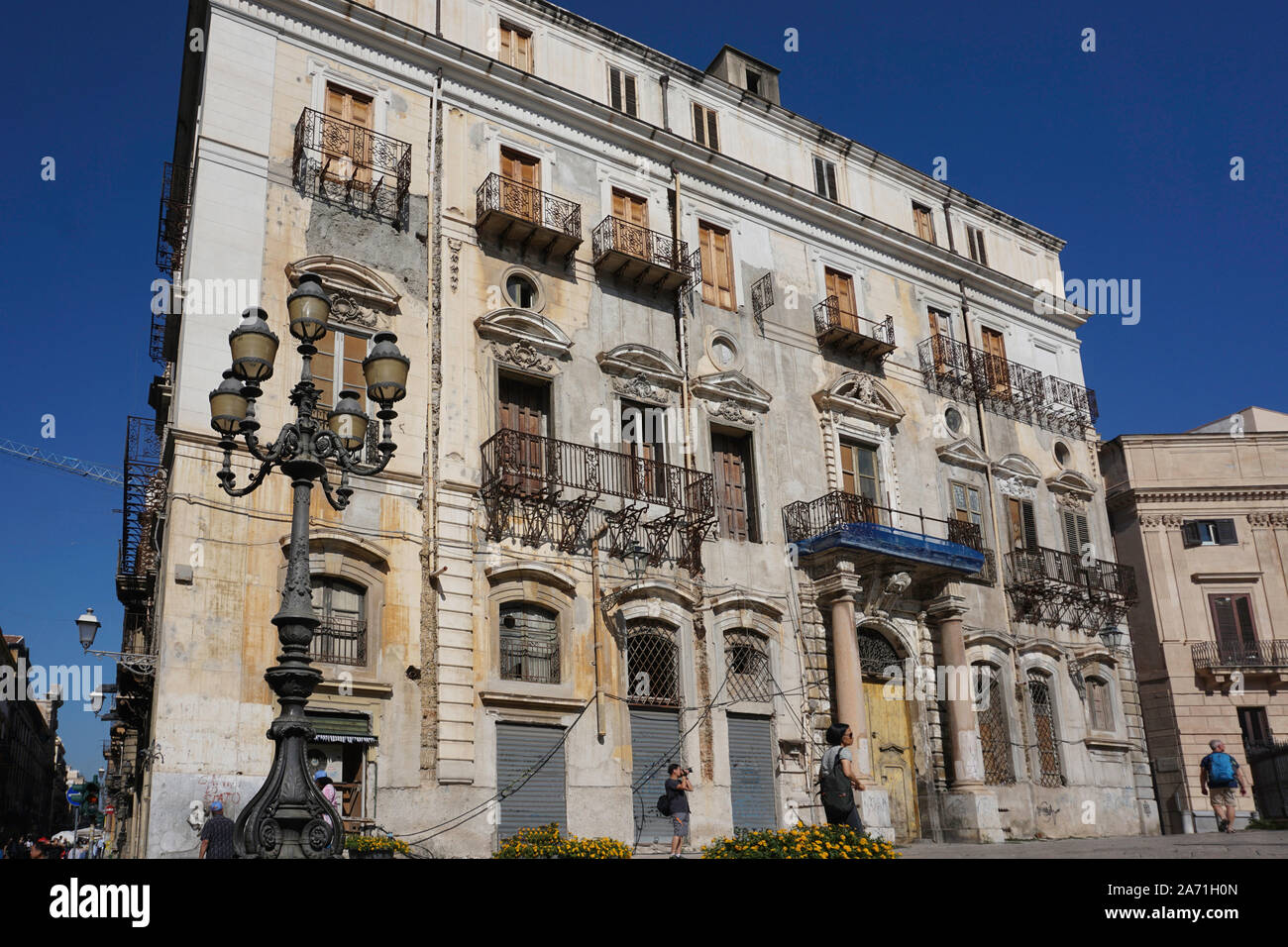 Un vecchio edificio di appartamenti nel centro di Palermo. Foto Stock