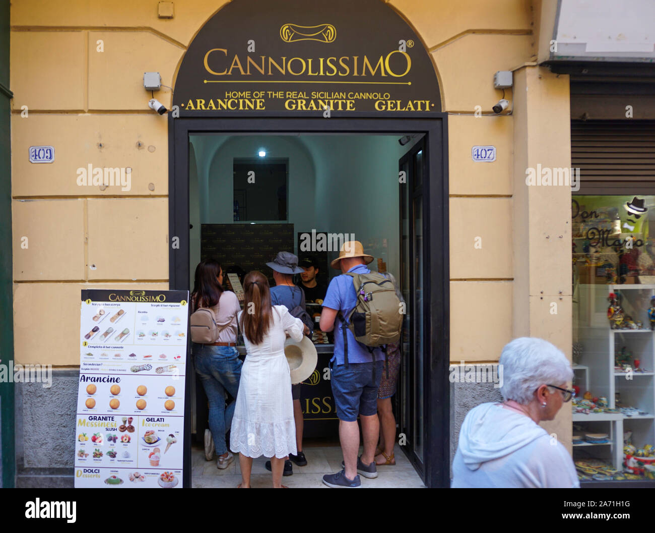 In coda per cannoli, pasticceria italiana che ha originato sull'isola di Sicilia, in un ramo di Cannolissimo Foto Stock