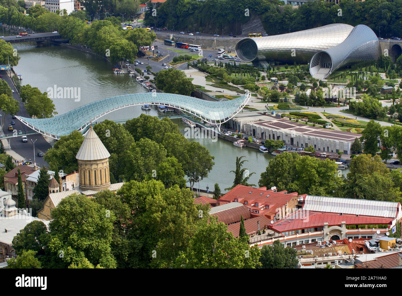 Georgia - Tbilisi - nuova Tbilisi musica teatro e sala concerti con un ponte di pace Foto Stock