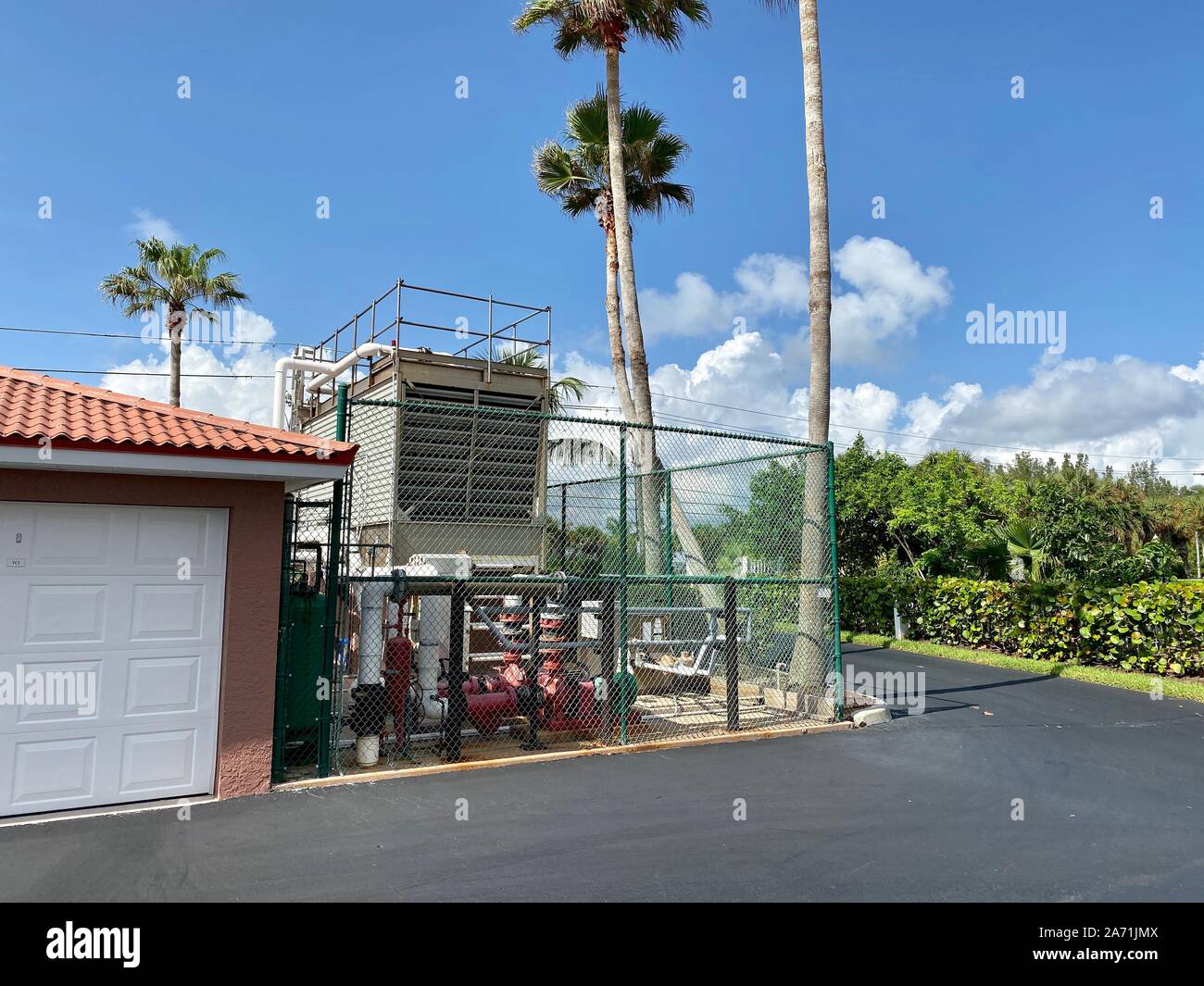 Ft. Pierce, FL/USA-10/28/19:Un Chiller HVAC mantenendo un condominio raffreddare in Florida. Foto Stock