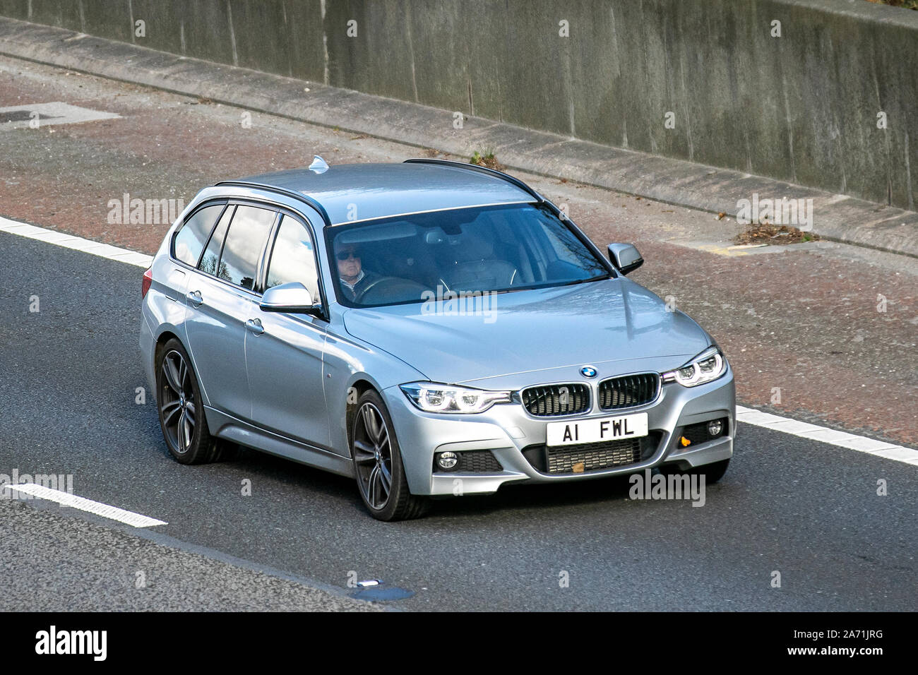 2017 BMW 320D Xdrive M Sport Auto; Regno Unito il traffico veicolare, trasporti, veicoli moderni, carrozze salone privato con numero di targa, personalizzata, amata, dateless, DVLA i contrassegni di registrazione, registrazioni, sud-legato sulla corsia di 3 M6 motorway autostrada. Foto Stock