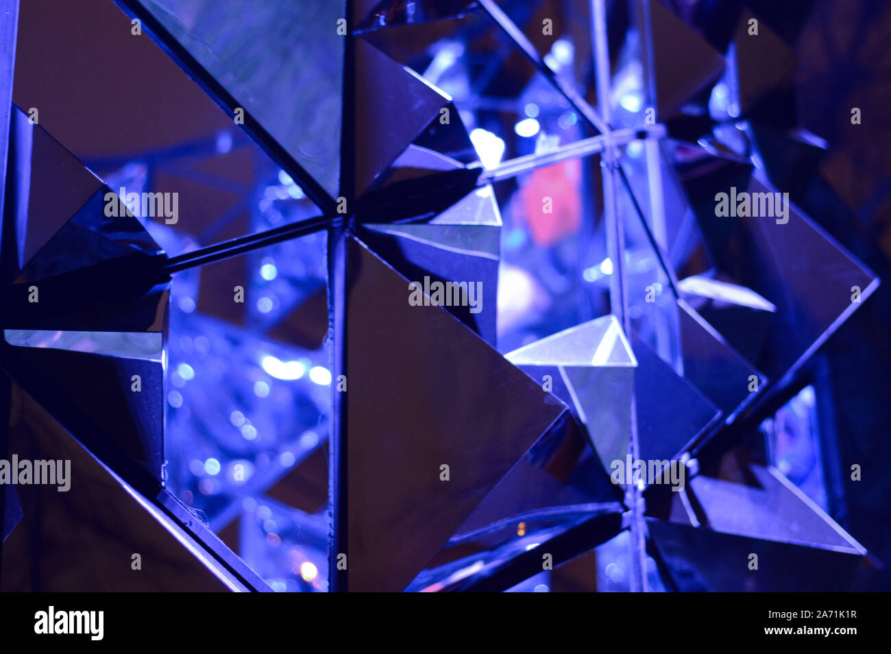 Sfocato, selettivo mirato, festosa astratta sfondo con luce blu per la struttura di progettazione sul tema del Natale, Capodanno, discoteca stile, EDM Foto Stock