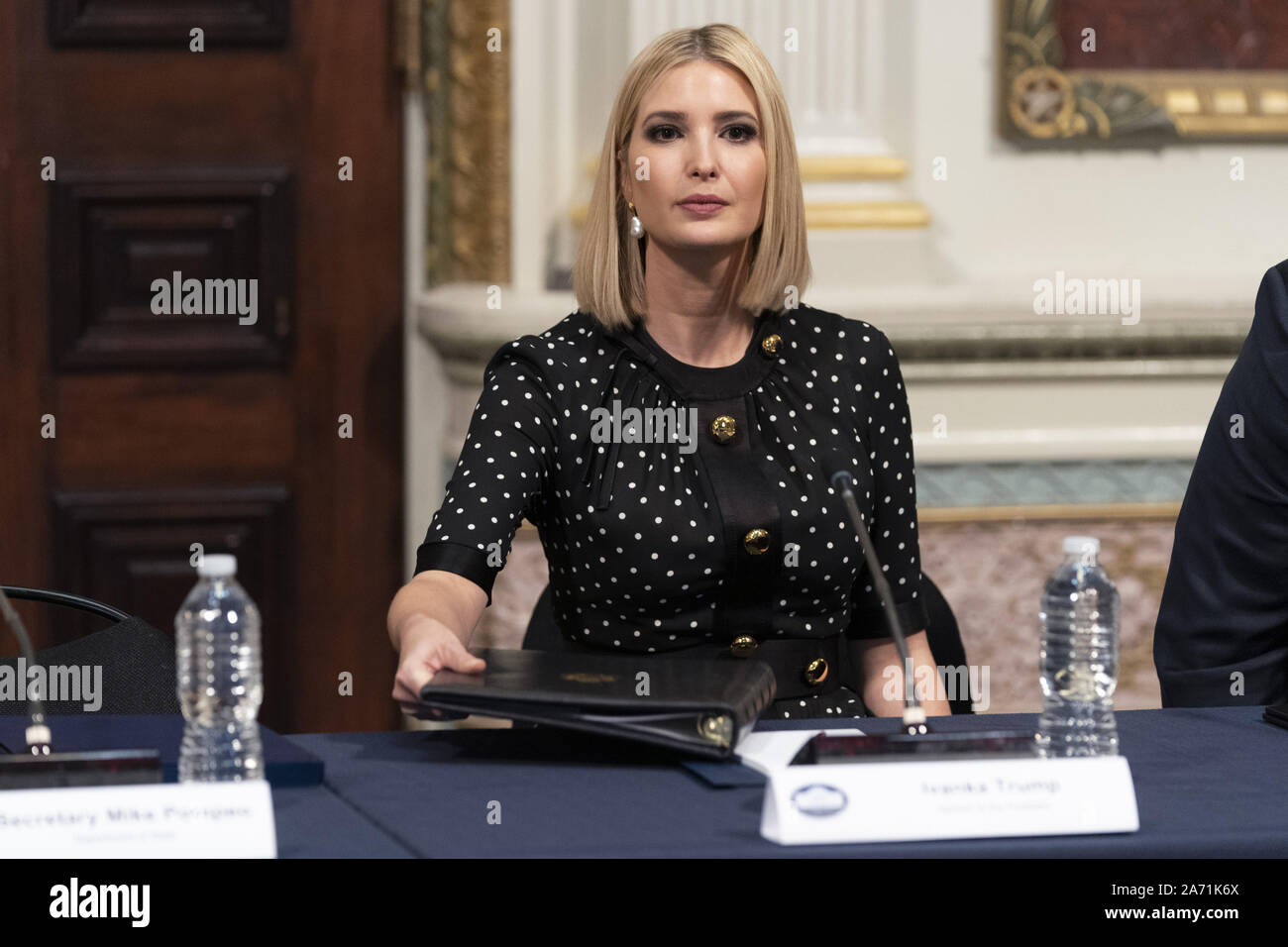 Washington, Stati Uniti. 29 ott 2019. Ivanka Trump, figlia e consigliere del presidente, partecipa a una riunione del presidente della interagenzie Task Force per monitorare e combattere la tratta di esseri umani (PITF), a Eisenhower Executive Office Building in Washington, DC martedì, 29 ottobre 2019. Foto di Chris Kleponis/UPI Credito: UPI/Alamy Live News Foto Stock