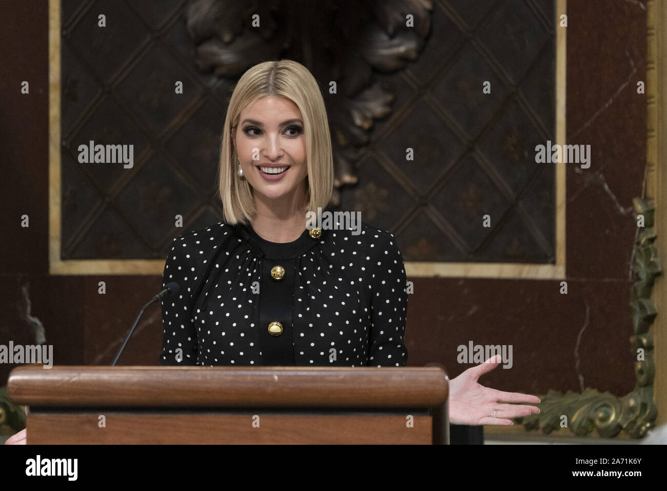 Washington, Stati Uniti. 29 ott 2019. Ivanka Trump, figlia e consigliere del presidente, partecipa a una riunione del presidente della interagenzie Task Force per monitorare e combattere la tratta di esseri umani (PITF), a Eisenhower Executive Office Building in Washington, DC martedì, 29 ottobre 2019. Foto di Chris Kleponis/UPI Credito: UPI/Alamy Live News Foto Stock