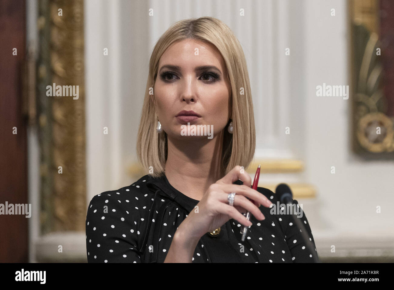 Washington, Stati Uniti. 29 ott 2019. Ivanka Trump, figlia e consigliere del presidente, partecipa a una riunione del presidente della interagenzie Task Force per monitorare e combattere la tratta di esseri umani (PITF), a Eisenhower Executive Office Building in Washington, DC martedì, 29 ottobre 2019. Foto di Chris Kleponis/UPI Credito: UPI/Alamy Live News Foto Stock