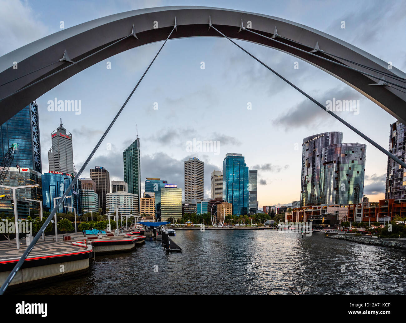 Vista di Elizabeth Quay e il CBD di Perth dalla banchina di Elizabeth Bridge al tramonto a Perth, WA, Australia su 22 Ottobre 2019 Foto Stock