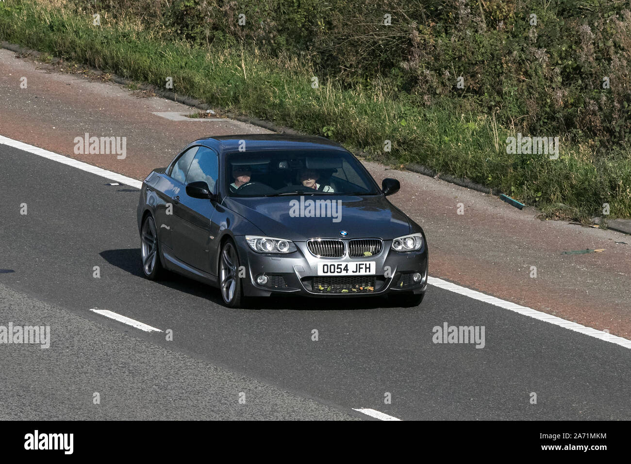 La BMW 325D Sport Plus Edition A; numero di targa, personalizzata, amata, dateless, DVLA i contrassegni di registrazione, iscrizioni,veicolo che viaggia sulla M6. Foto Stock