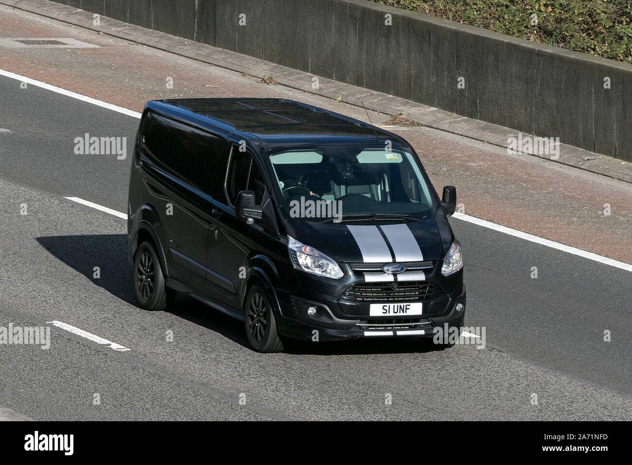 S1UNF Ford Transit furgone lamierato veicolo che viaggia sull'autostrada M6 vicino a Preston nel Lancashire, Regno Unito Foto Stock