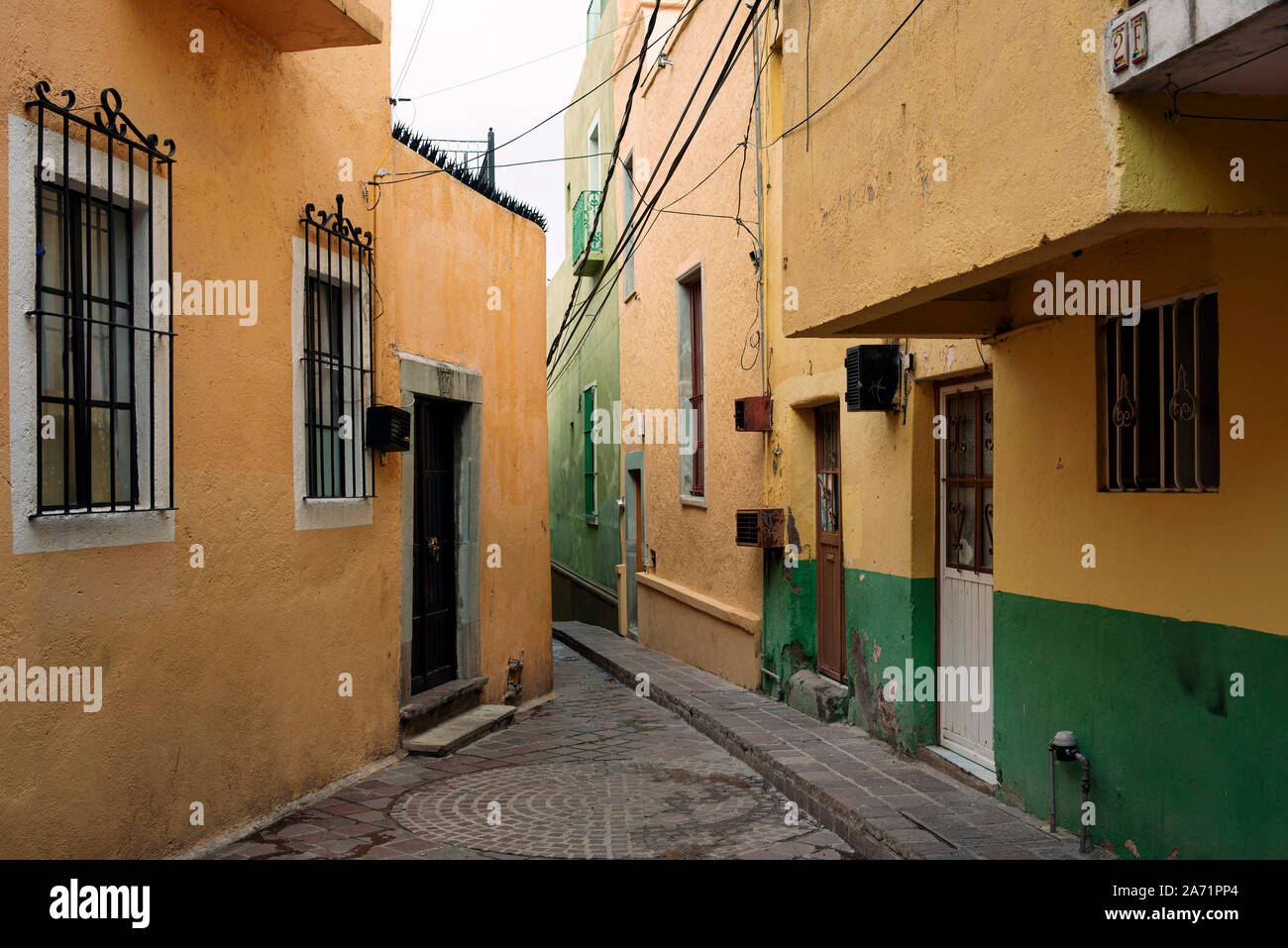 Schema inusuale di case residenziali con un super stretto vicoletto. Guanajuato, Messico. Giu 2019 Foto Stock