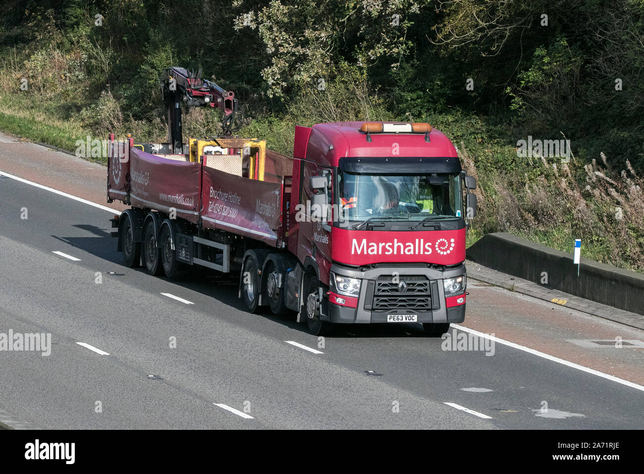 Il Marshalls aggregato Renault di pavimentazione carrello merci furgoni, camion, trasporto, carrello, cargo, veicolo, consegna i trasporti commerciali Foto Stock