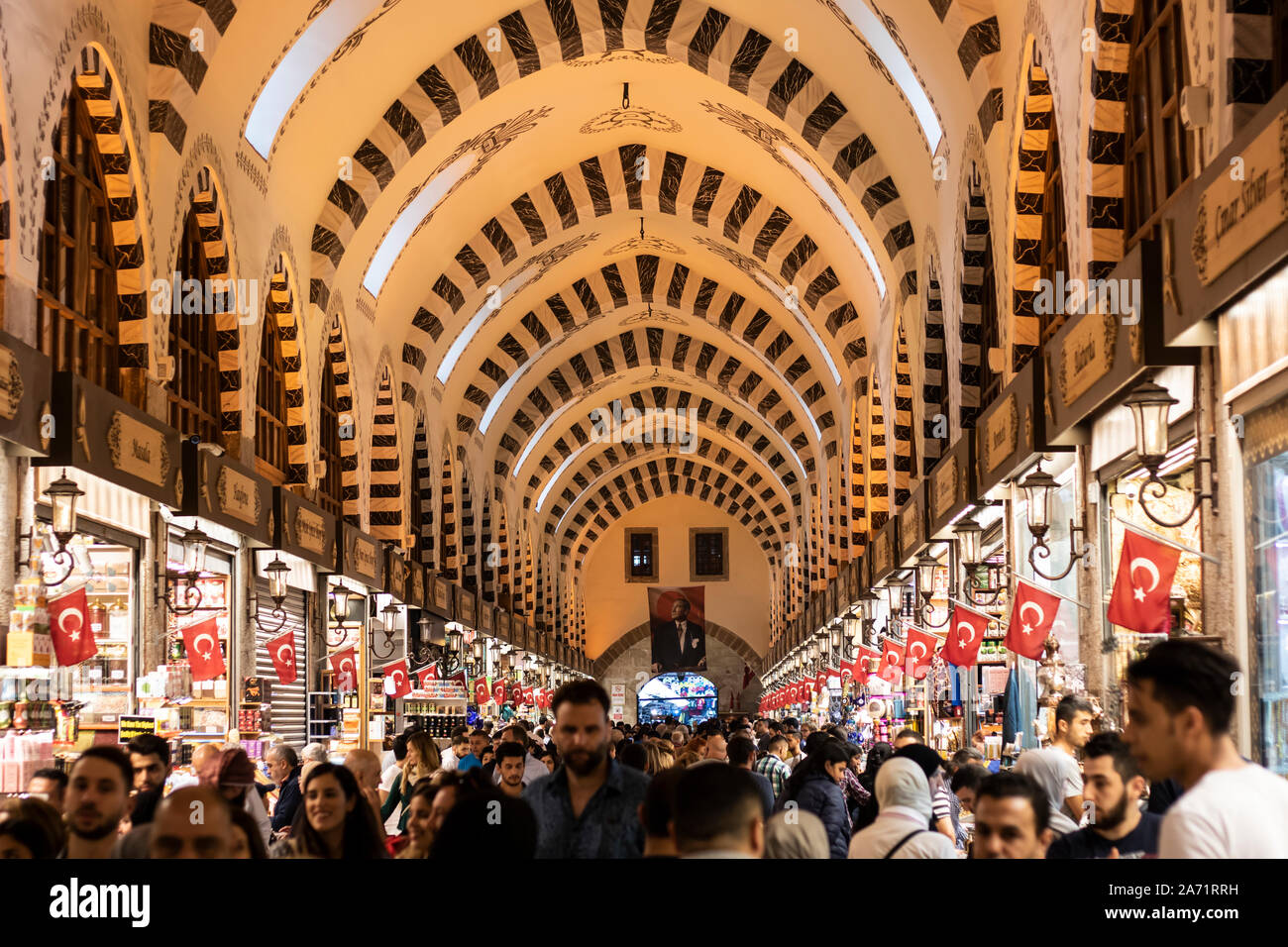 Istanbul, Turchia - Ottobre-6,2019: i turisti a piedi attraverso il bazar Misir. Foto Stock