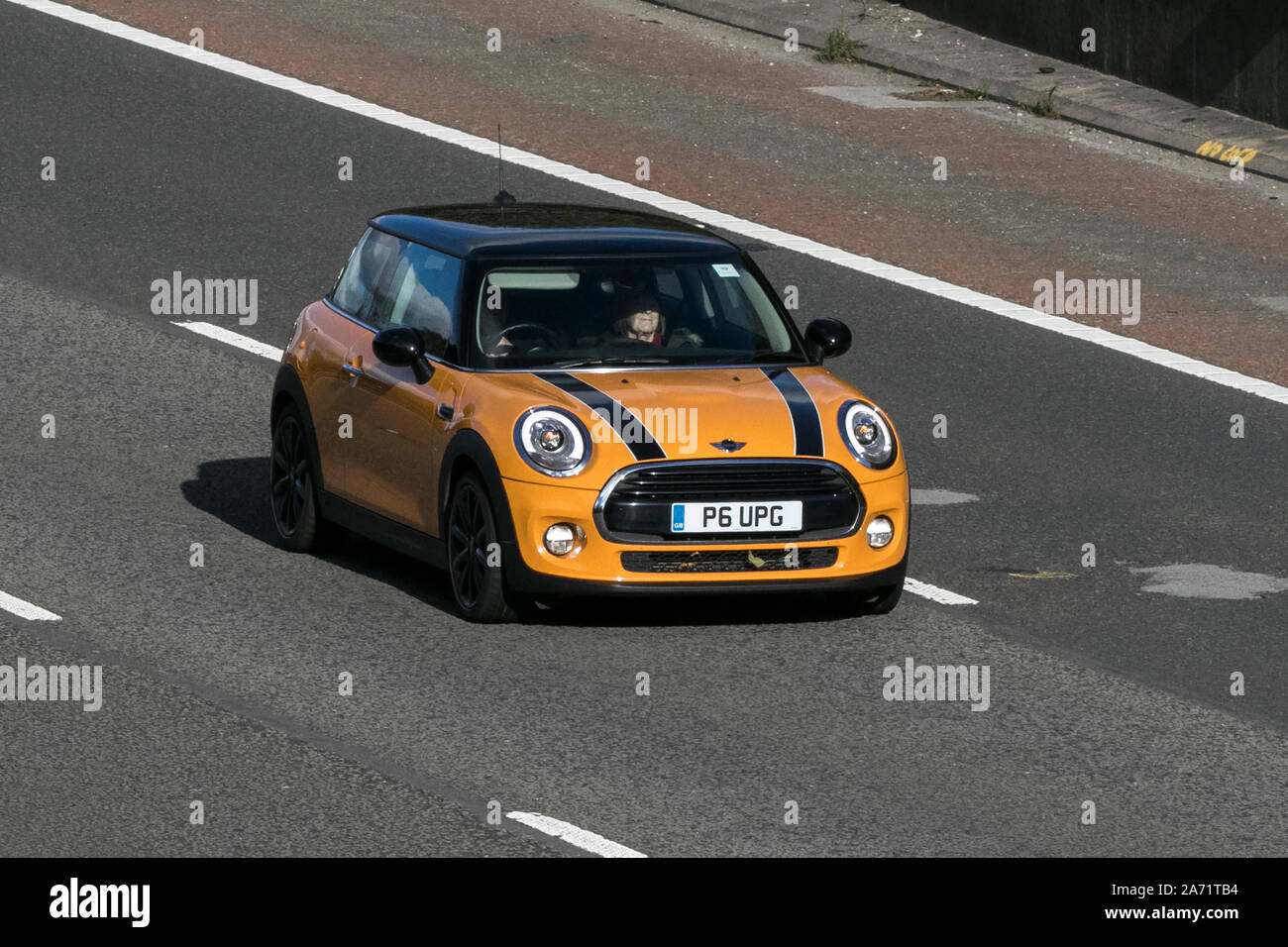 P6UPG Mini Cooper Auto veicolo che viaggia sull'autostrada M6 vicino a Preston nel Lancashire, Regno Unito Foto Stock