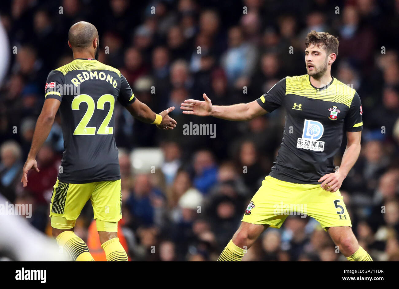 Southampton Jack Stephens (destra) punteggio celebra il suo lato del primo obiettivo del gioco con Nathan Redmond durante il Carabao Cup, quarto round corrispondono all'Etihad Stadium e Manchester. Foto Stock