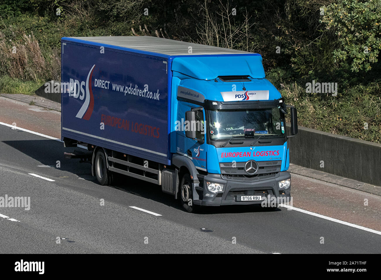 PDS direct European Logistics Mercedes Actros Viaggiare sulla autostrada M6 vicino a Preston nel Lancashire, Regno Unito Foto Stock
