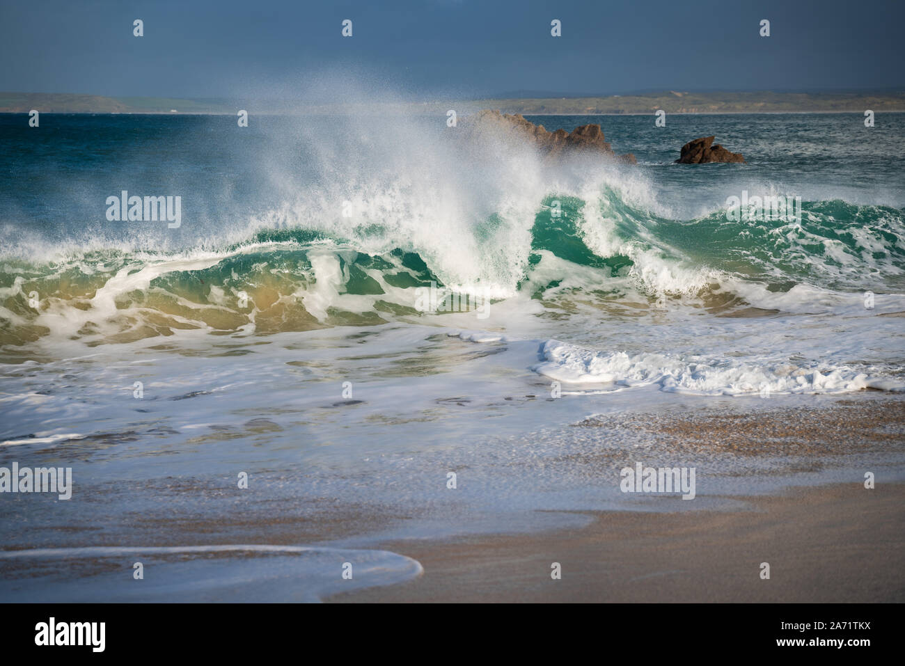 Onde si infrangono sulla riva a Porthgwidden Beach (1) Foto Stock