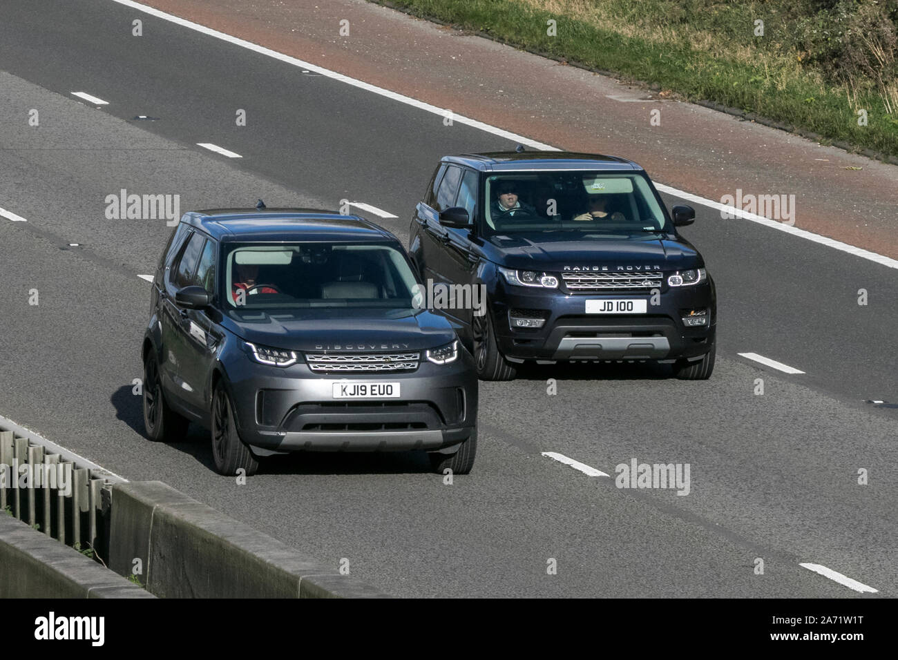 Due modelli di lusso Range Rover; veicolo SUV che viaggia sull'autostrada M6 vicino a Preston nel Lancashire, Regno Unito Foto Stock