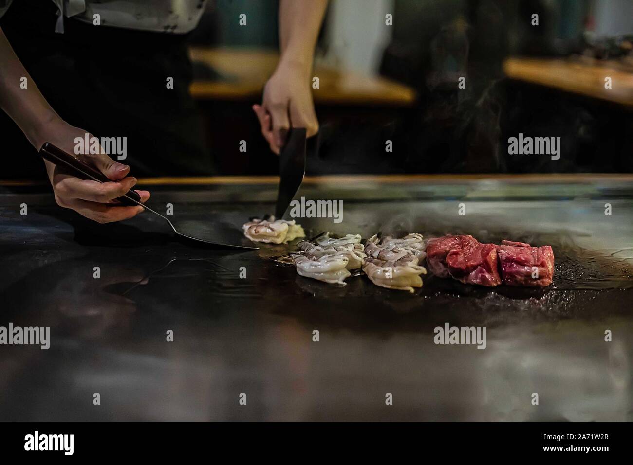 Teppan mostrano in un ristorante Giapponese, cucina direttamente di fronte al cliente, pesce, riso, carne e verdure Foto Stock