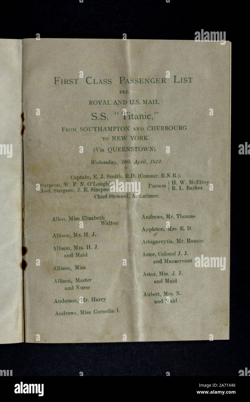 Replica cimeli legati al Titanic: la prima pagina della prima classe lista passeggeri in prima classe White Star Line brochure passeggero. Foto Stock