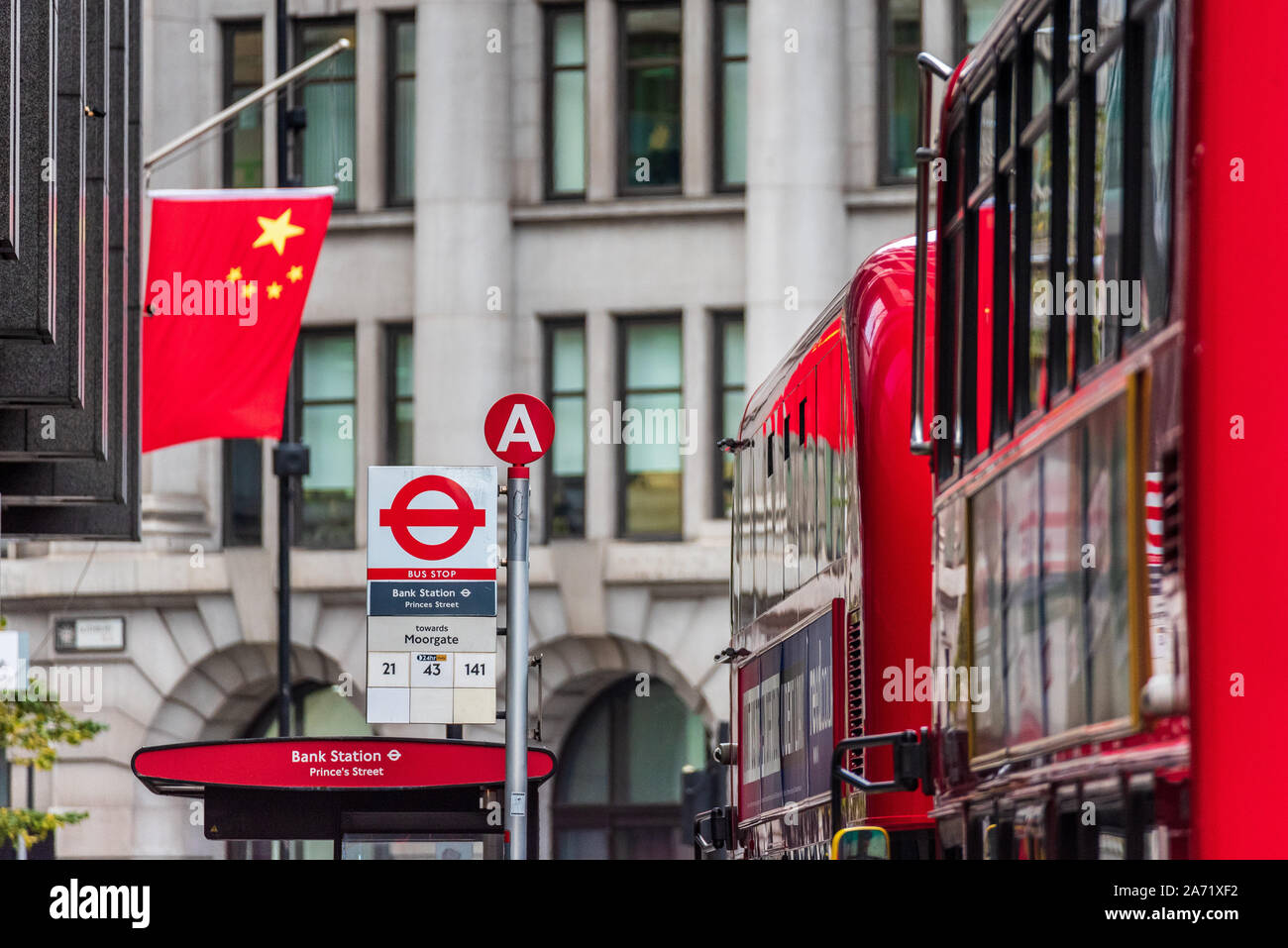 Banche cinesi nella città di Londra - la Banca della Cina vola la bandiera cinese in Prince's Street nel quartiere finanziario di Londra Square Mile Foto Stock