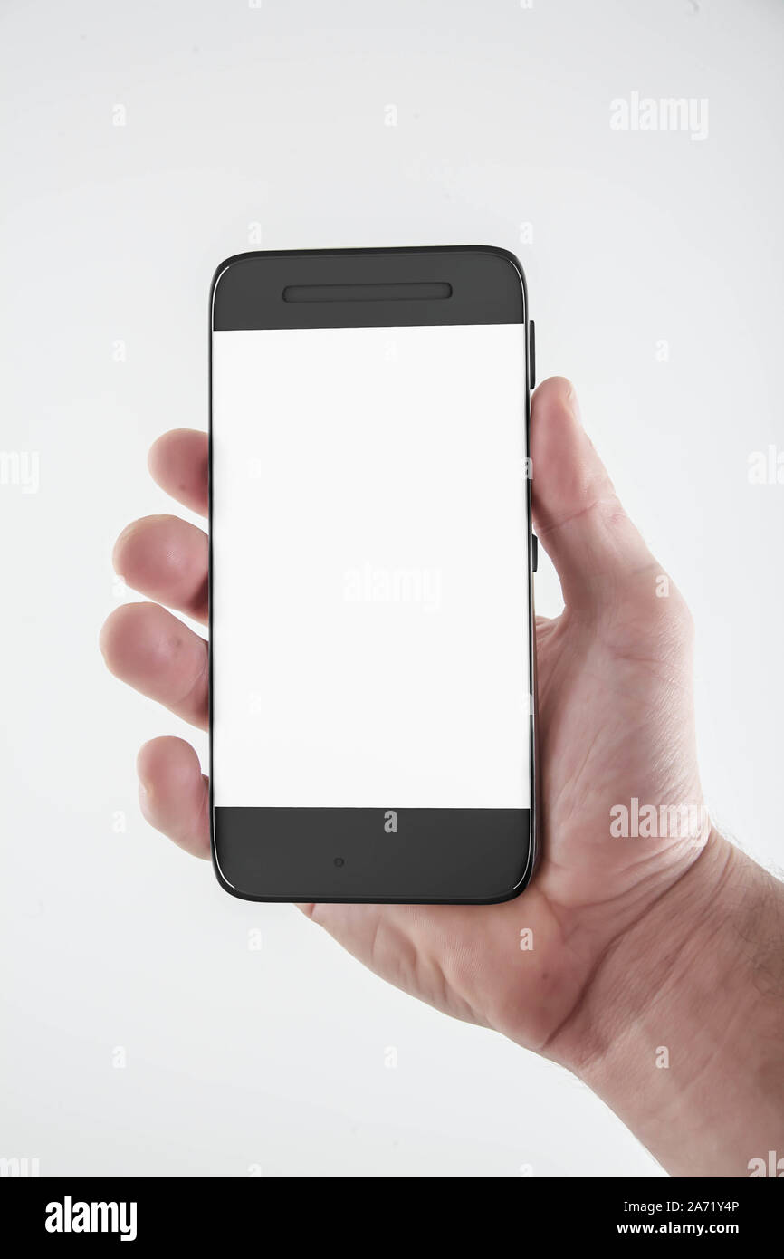 Mano azienda mobile smart phone con schermo vuoto. Isolato su bianco. Foto Stock
