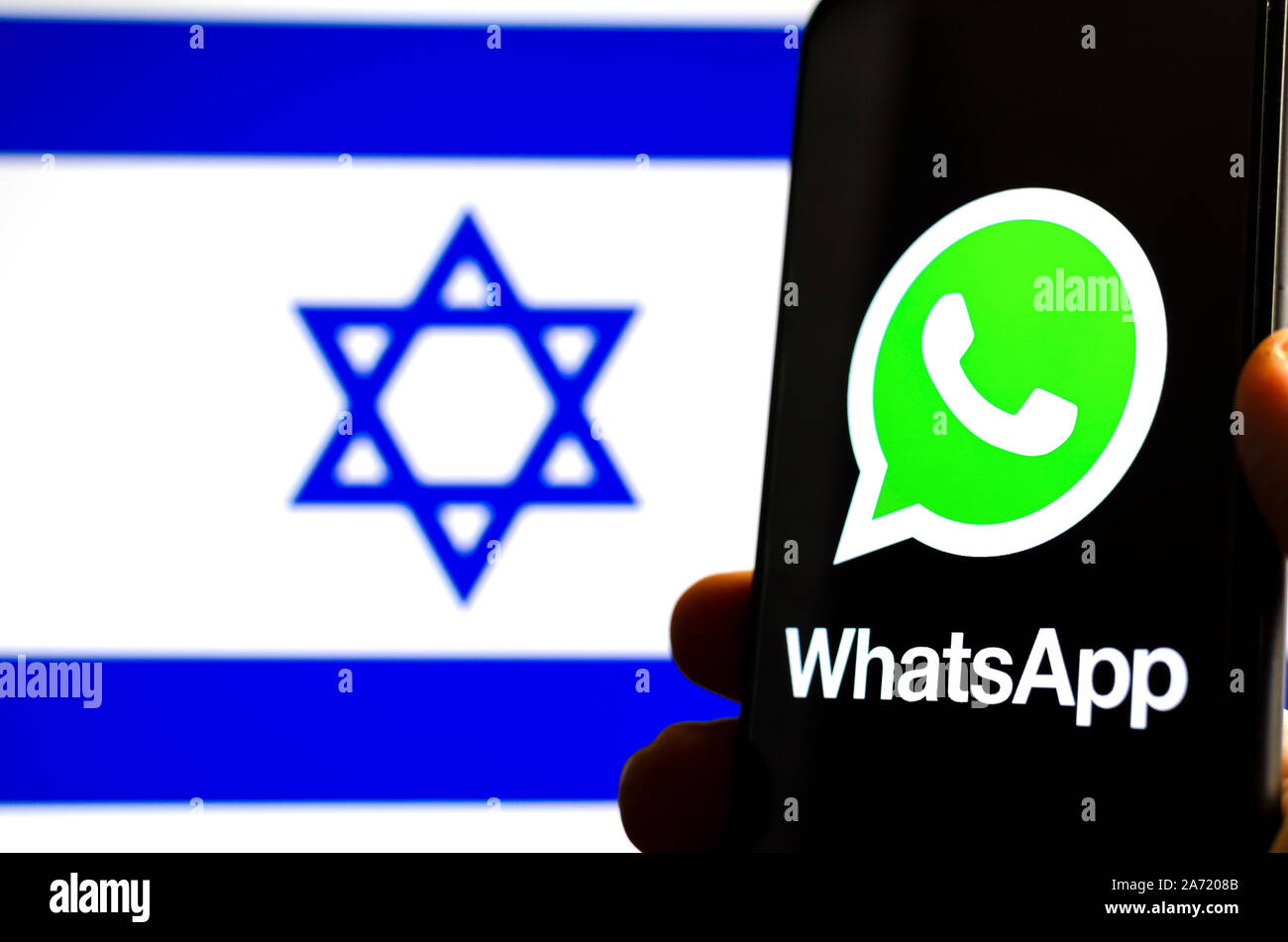 Logo WhatsApp sullo smartphone la bandiera di Israele a sfondo sfocato. A titolo illustrativo per le notizie su WhatsApp hack. Foto Stock