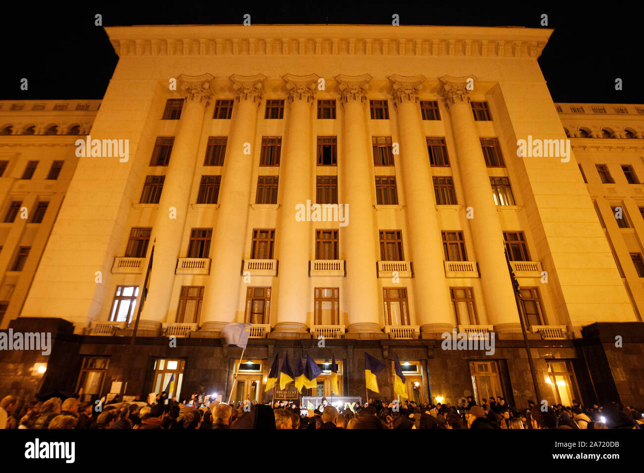 Gli attivisti si riuniscono al di fuori dell'Ufficio Presidenziale durante la protesta.Gli attivisti riuniti come protestano contro l'Ucraina il ritiro delle truppe e la realizzazione del cosiddetto Steinmeier formula. Il ritiro delle truppe su entrambi i lati, controllata da Ucraina e pro-russo separatisti, iniziato nei pressi di Zolote Luhansk regione nell Est dell'Ucraina a 12-00 su ottobre 29, secondo quanto riferito dai media. Foto Stock