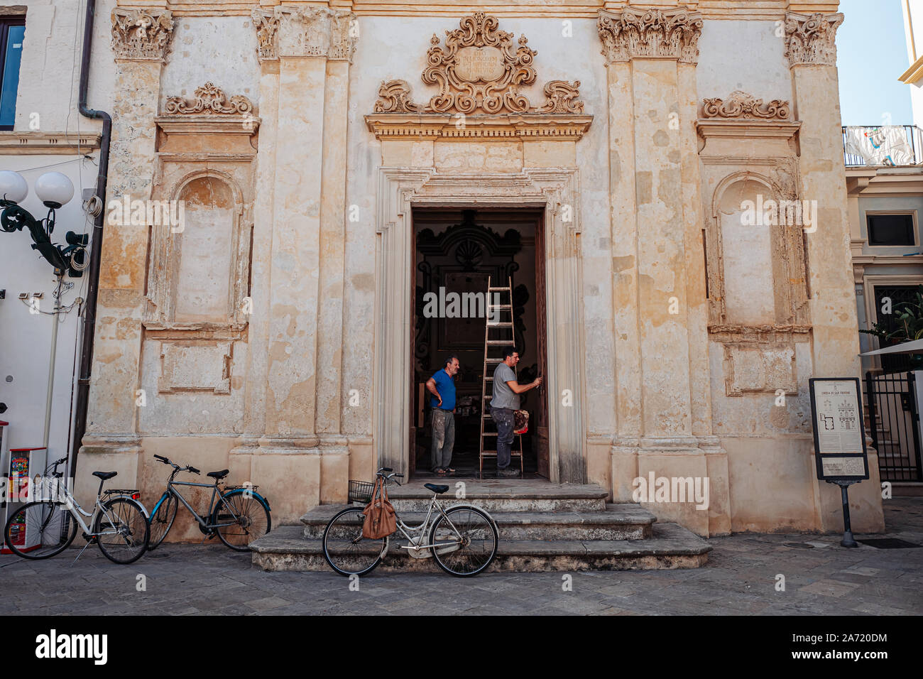 Meravigliosa architettura nella città vecchia di Nardò, provincia di Lecce e regione Puglia. Foto Stock