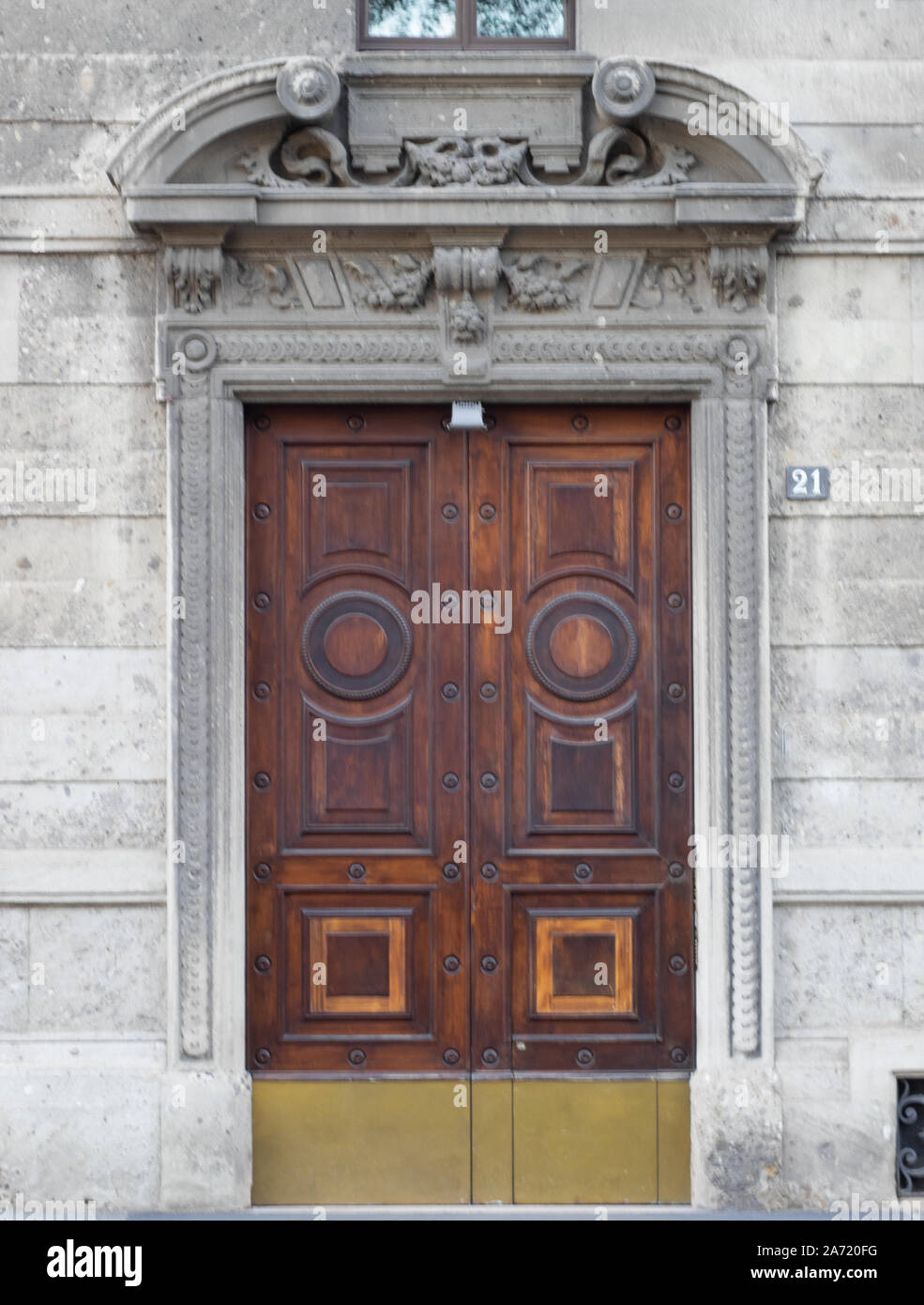 Il lusso antico edificio porta al numero 21 di Via Milanese, Italia Foto Stock